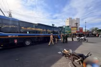 Xe máy va chạm với xe khách ở ngã tư Biển Hồ, 1 người tử vong