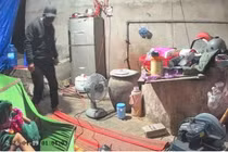 Truy tìm đối tượng rạng sáng xông vào nhà dân ở Gia Lai cướp giật vàng