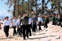 Đoàn công tác do Thủ tướng Chính phủ dẫn đầu kiểm tra tình hình thiệt hại tại xã Đề Gi. Ảnh: Đức Thụy