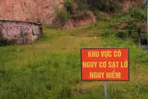 Xã biên giới Đăk Plô sơ tán khẩn 12 hộ dân do xuất hiện vết nứt dài trên đỉnh đồi