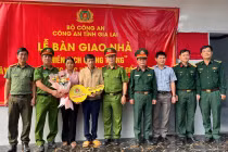 Công an Gia Lai bàn giao 9 căn nhà 'Chiến dịch Quang Trung' cho người dân xã Đề Gi