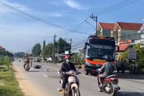 Va chạm với xe khách giường nằm ở Gia Lai, hai vợ chồng đi xe máy tử vong