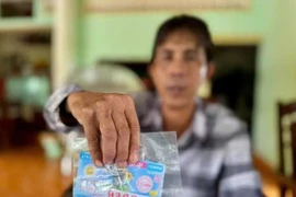 Công ty XSKT Gia Lai đã trao thưởng cho người có vé số trúng độc đắc bị rách