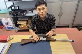 Công an thu súng, dao của đối tượng ăn không trả tiền còn đập quán