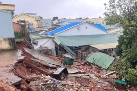 Tường rào Bến xe Đức Long Gia Lai đổ sập sau tiếng động lớn