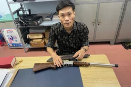 Công an thu súng, dao của đối tượng ăn không trả tiền còn đập quán