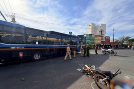 Xe máy va chạm với xe khách ở ngã tư Biển Hồ, 1 người tử vong