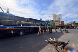 Xe máy va chạm với xe khách ở ngã tư Biển Hồ, 1 người tử vong