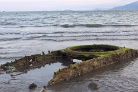 Gia Lai sẽ trục vớt vật thể nghi xác xe tăng trồi lên tại bãi biển