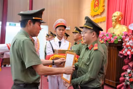 Tiếp nhận 39 nhân viên an ninh hàng không sân bay Pleiku và Phù Cát vào CAND