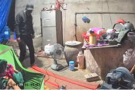 Truy tìm đối tượng rạng sáng xông vào nhà dân ở Gia Lai cướp giật vàng