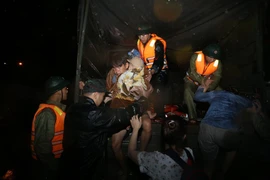 Gia Lai trắng đêm cứu dân khỏi vùng ngập lụt nguy hiểm