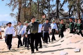 Đoàn công tác do Thủ tướng Chính phủ dẫn đầu kiểm tra tình hình thiệt hại tại xã Đề Gi. Ảnh: Đức Thụy