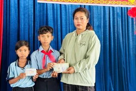 2 học sinh ở Gia Lai trả lại hơn 9 triệu đồng cho người đánh rơi