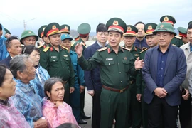 Đại tướng Phan Văn Giang thăm, tặng quà người dân Gia Lai bị thiệt hại nặng do mưa lũ