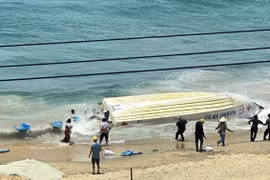 Ca nô chở 26 người ở biển Nhơn Lý lật, 3 du khách bị thương 