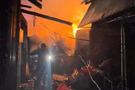 Chợ Gia Lai bất ngờ bốc cháy dữ dội trong đêm