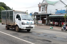 Quốc lộ 19 sửa xong lại hỏng, hỏng xong chờ... vá