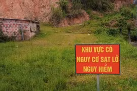 Xã biên giới Đăk Plô sơ tán khẩn 12 hộ dân do xuất hiện vết nứt dài trên đỉnh đồi