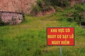 Xã biên giới Đăk Plô sơ tán khẩn 12 hộ dân do xuất hiện vết nứt dài trên đỉnh đồi