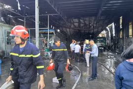 Cháy garage tại Gia Lai thiêu rụi 3 xe giường nằm và 1 xe tải