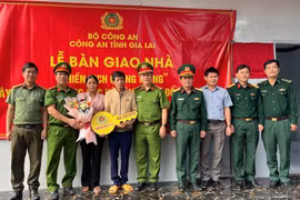 Công an Gia Lai bàn giao 9 căn nhà 'Chiến dịch Quang Trung' cho người dân xã Đề Gi