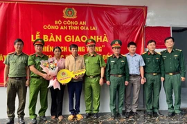 Công an Gia Lai bàn giao 9 căn nhà 'Chiến dịch Quang Trung' cho người dân xã Đề Gi