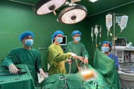 Nam sinh lớp 7 ở Gia Lai bị bạn cầm dao đâm thấu ngực