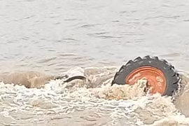 Cố tình vượt sông Ba khi lũ lên, máy cày bị nước cuốn trôi 50m 