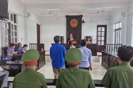 Khóa cổng giữ người trái pháp luật, cặp vợ chồng lĩnh án