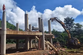 Gia Lai phá dỡ công trình nhà rông bê tông hóa tại làng Ia Gri