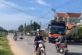 Va chạm với xe khách giường nằm ở Gia Lai, hai vợ chồng đi xe máy tử vong
