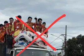 Phạt 10 triệu đồng và trừ 6 điểm GPLX vì chở người trên thùng và nóc ô tô