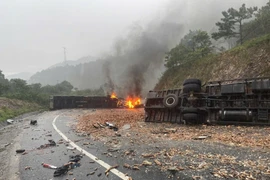 Tai nạn đèo Mang Yang, xe đầu kéo bốc cháy dữ dội, giao thông ùn tắc