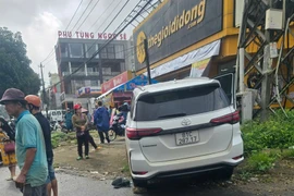 Người dân đập kính ô tô cứu tài xế nghi đột quỵ ở Gia Lai