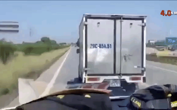 O to tai khong nhuong duong cho xe cap cuu cho benh nhan COVID-19