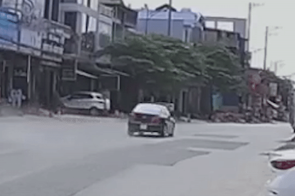 Lai xe o to khong bang lai tong chet 2 cha con: Chu xe co lien doi?