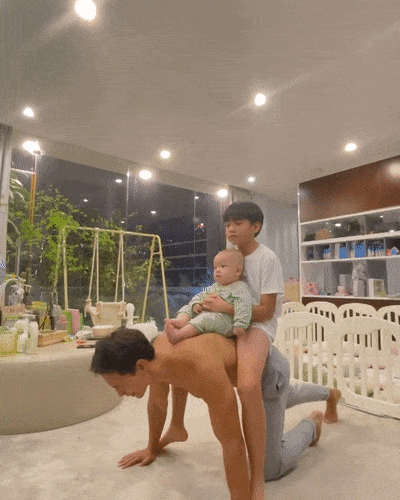 Kim Ly cong 2 con chong day, Subeo chiem spotlight voi 'cap gio me Ha'-Hinh-4