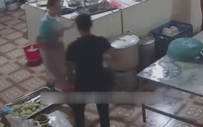 Tiến hành kiểm tra camera của trạm, công an bước đầu xác định, khi chị N. đang làm việc thì có người đàn ông dáng dong dỏng, mặc áo phông đen, quần sẫm mầu đi vào. Người này một tay cầm điện thoại, tay kia cầm chiếc cốc. Khi tới gần chị N, gã nhanh tay hất chất lỏng đựng trong cốc vào mặt. Thấy nạn nhân gục xuống, người đàn ông nhanh chân tẩu thoát. Sự việc diễn ra trong khoảng thời gian rất ngắn, hầu hết những người có mặt tại hiện trường đều chưa kịp hiểu chuyện gì. Bản thân nạn nhân N. trong tình trạng cấp cứu, không cung cấp được thông tin nào có giá trị.