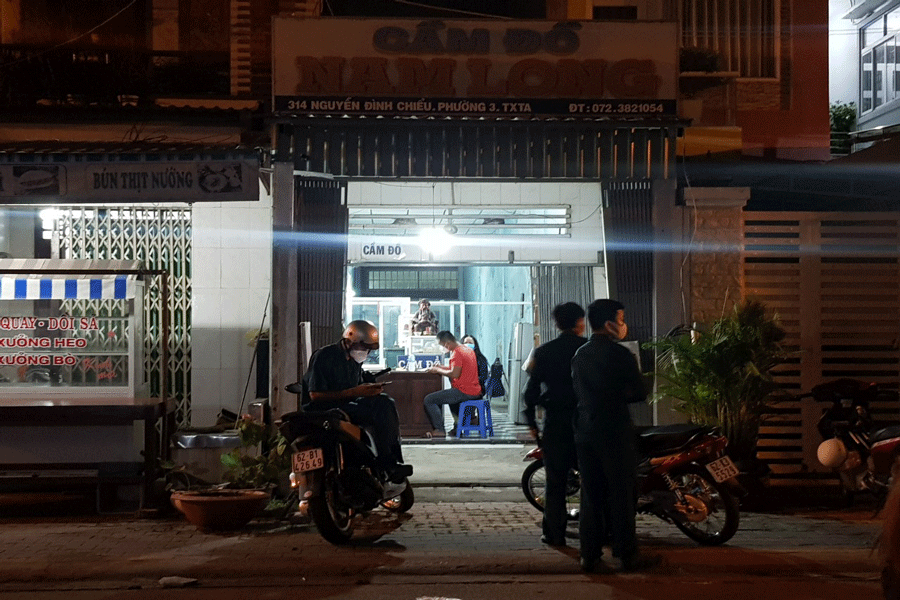 Vào tiệm cầm đồ, đâm trọng thương người chủ để cướp: Tối 22/12, một nam thanh niên lao vào tiệm cầm đồ tại phường 3, TP Tân An, Long An đâm trọng thương một người, khống chế chủ nhà để cướp tài sản. Thấy tiếng kêu cứu, người dân liền chạy sang bao vây tên cướp, đối tượng không đường thoát nên quay vào trong nhà cố thủ. Sau đó, nam thanh niên đã bị Công an bắt giữ.
