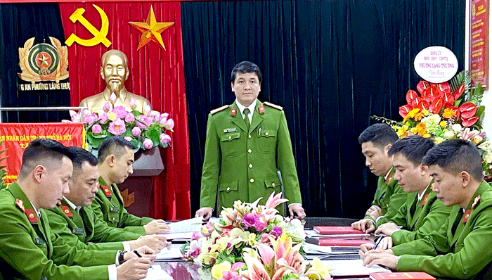 Tiếp nối những kết quả đạt được, trên cương vị công tác mới, địa bàn mới là phường Láng Hạ, Trung tá Nguyễn Anh Tuấn luôn chủ động trong công việc. Điển hình, qua công tác điều tra cơ bản, trên địa bàn phường có hơn 6.300 trẻ trong độ tuổi từ 0-14 cấp thẻ căn cước, đến nay đơn vị đã cấp được hơn 4.700 thẻ căn cước.