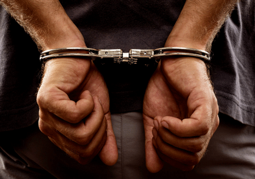 2 điện thoại này Tuấn mang đi cầm cố lấy 7,5 triệu đồng tiêu xài. Đến trưa 29/6, Tuấn vào siêu thị Vinmart (quận Cẩm Lệ) trộm một số mỹ phẩm. Tiếp đó, chiều 30/6, Tuấn vào 2 siêu thị trên đường Nguyễn Lương Bằng và Âu Cơ (quận Liên Chiểu) trộm thêm một số hàng gia dụng thì bị Công an phường Hòa Khánh Bắc bắt giữ, bàn giao Công an quận Cẩm Lệ. Tuấn còn khai nhận, cũng với chiêu giả gái, đã gây ra hơn 10 vụ trộm cắp tương tự tại Đà Nẵng. (Ảnh minh họa)