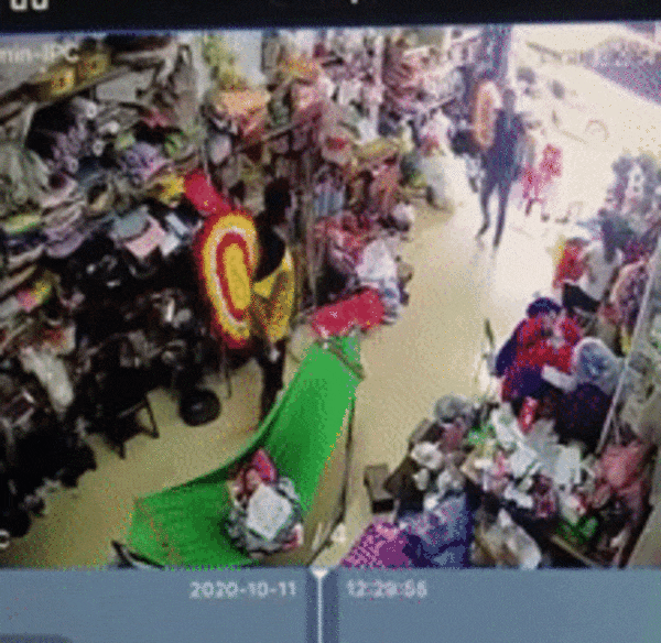 Video: Nguoi dan ong suyt vut trung dau tre so sinh khi hon chien