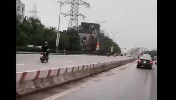 Clip: Kinh hãi cảnh nam thanh niên đầu trần điên cuồng lạng lách Clip: Kinh hai canh nam thanh nien dau tran dien cuong lang lach