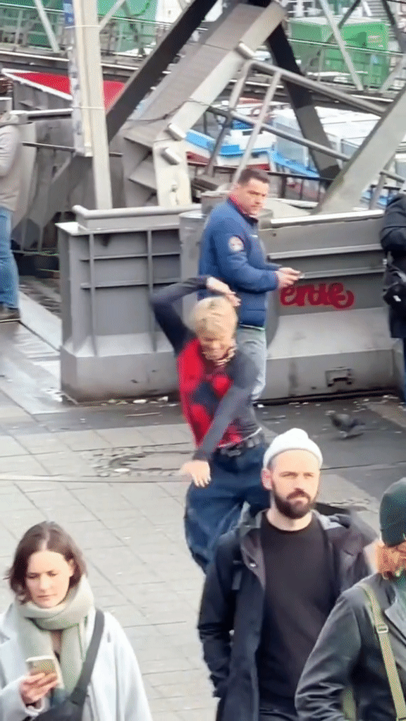 Trong Hieu thu hut chu y khi nhay mua tren duong pho nuoc Duc