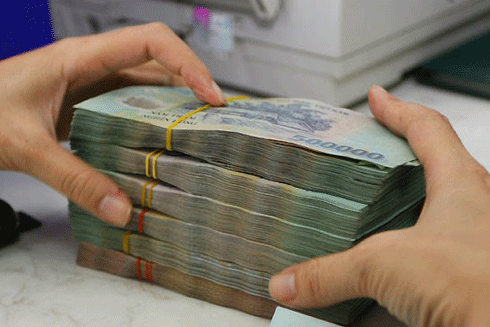 Ngoài ra, Dũng còn đưa cho Trung "cổ cánh" 1 tỷ đồng và giao cho Trung điều hành đàn em hoạt động tín dụng đen dưới hình thức cho bốc bát họ 10 ăn 8 và vay lãi ngày với lãi suất từ 3.000 - 5.000 đồng/1 triệu đồng/ngày. Dũng và Trung giao cho Phan Anh Nhàn là đối tượng nhiễm HIV quản lý các đàn em, phân công các đối tượng này đi thu nợ theo địa bàn. Nếu con nợ nào không trả, các đối tượng nhắn tin, gọi điện đe dọa, đổ chất bẩn vào nhà ép buộc phải trả tiền. (Ảnh minh họa, nguồn Internet)