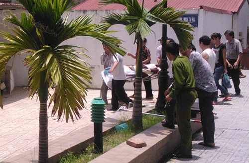 Gia đình nhận lại thi thể Anh Tuấn để về mai táng.