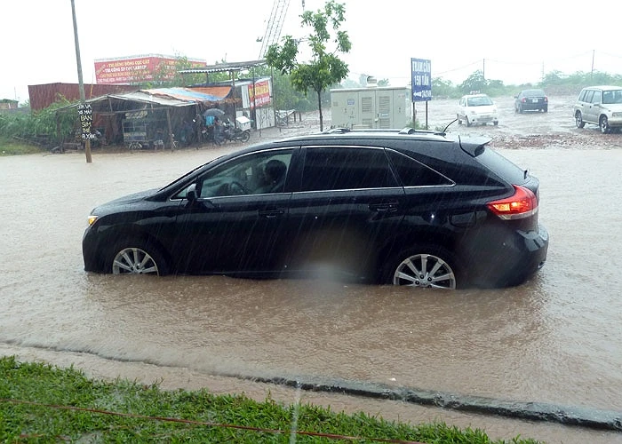Xe tiền tỷ “chết đuối” trên đường ngập lụt ở Thủ đô