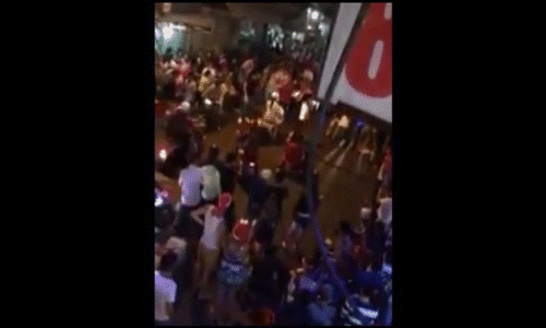 Dịp Noel năm 2014, cảnh tượng hai nam thanh niên người nước ngoài trong bộ trang phục ông già tuyết đánh nhau tơi bời trên phố Tây Bùi Viện khiến nhiều người dân ngán ngẩm. Vụ ẩu đả gây cản trở giao thông và tạo ảnh hưởng xấu tới hình ảnh của khách nước ngoài khi tới Việt Nam.