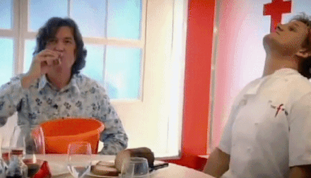Đầu bếp nổi tiếng Andrew Zimmern mô tả mùi của món này khiến ông nhớ lại “vài thứ khủng khiếp nhất tôi từng ngửi thấy trong đời”, nhưng có vị “ngọt, béo ngậy và chỉ có chút tanh thôi”. Tuy nhiên, ông nhắc khán giả đây là món không dành cho người mới bắt đầu. Đầu bếp Anthony Bourdain và Gordon Ramsay lại cho rằng món này có vị quá kinh dị. Ảnh: Thefworld.